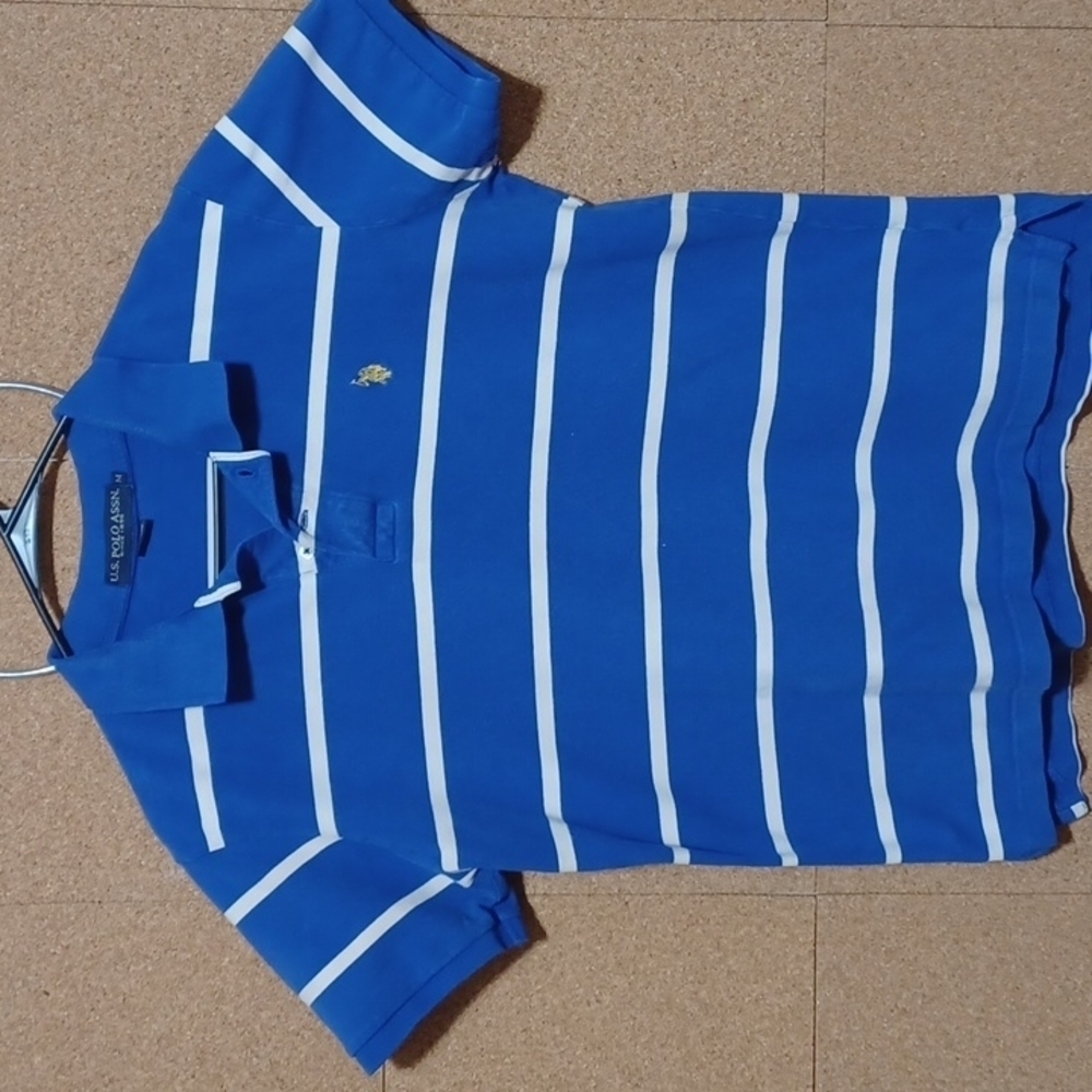 U.S. POLO ASSN. MENS SHIRT SIZE M IN A BEAUTIFUL BLUE AND WHITE STRIPES 💙
